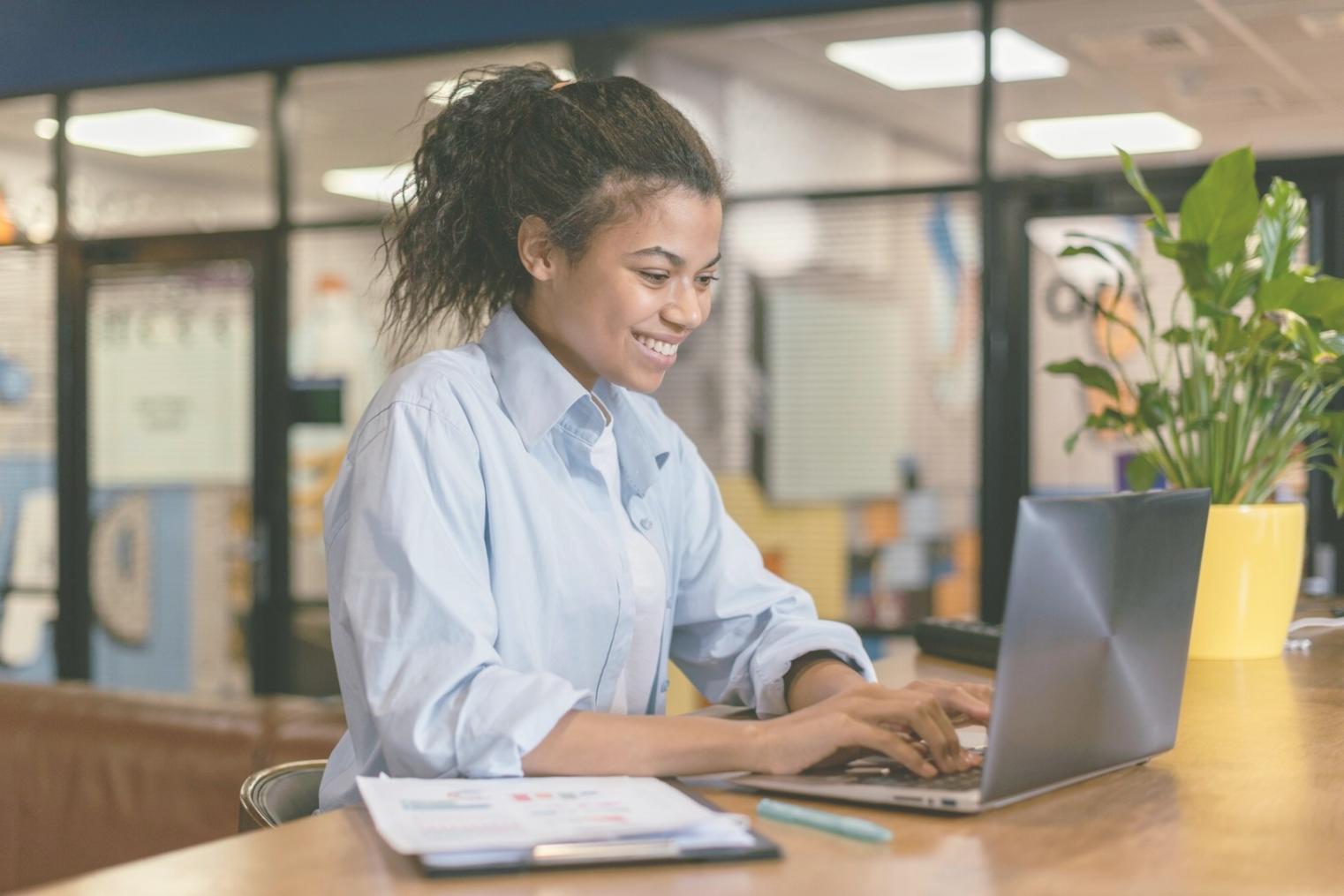 Espacio de trabajo moderno con múltiples pantallas mostrando organización digital